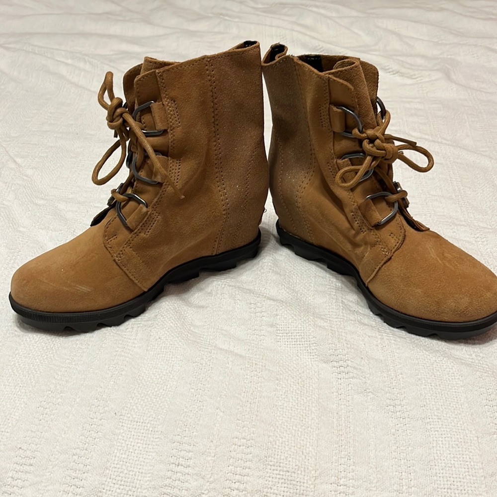 NWOT Girls Sorel Wedge Boots